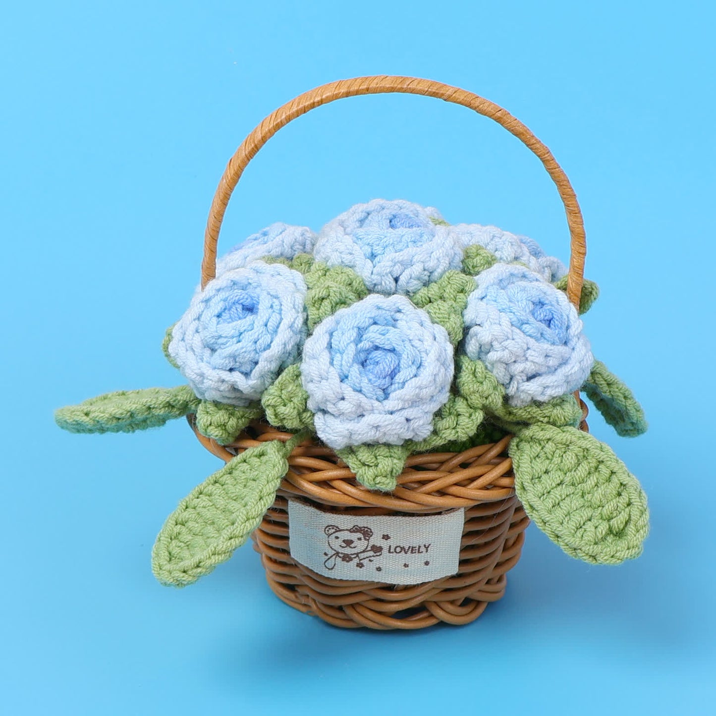 Ornamento a forma di cesto di fiori di rosa intrecciati