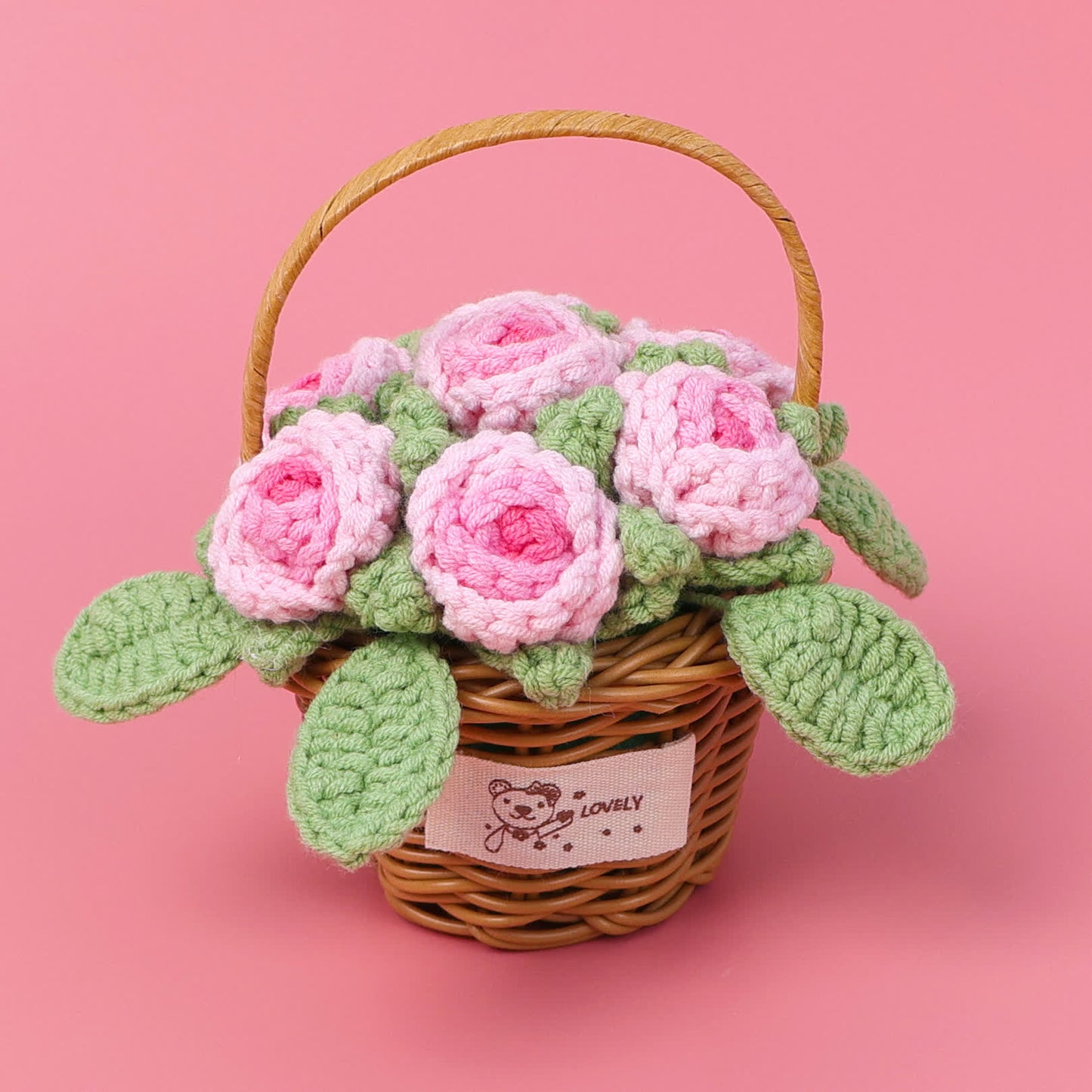 Ornamento a forma di cesto di fiori di rosa intrecciati