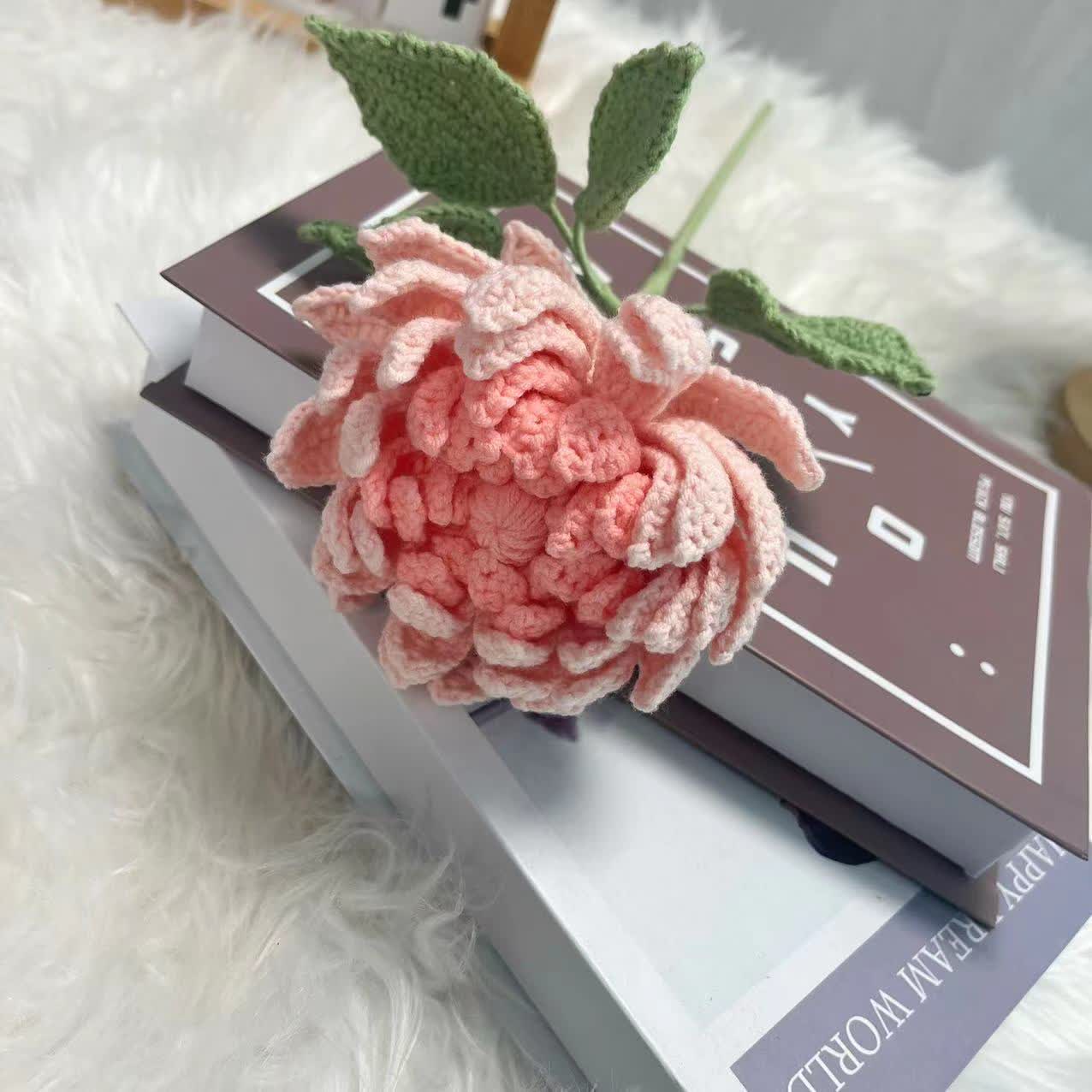 Ornamento a forma di bouquet di dalie intrecciato a mano