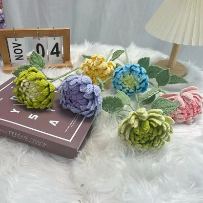 Ornamento a forma di bouquet di dalie intrecciato a mano