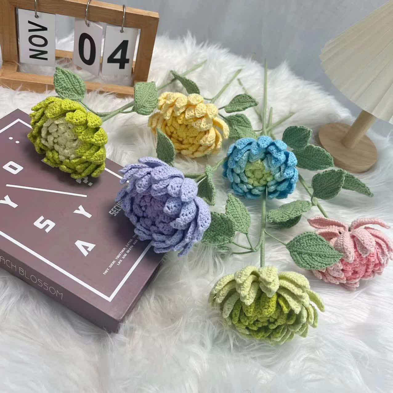 Ornamento a forma di bouquet di dalie intrecciato a mano