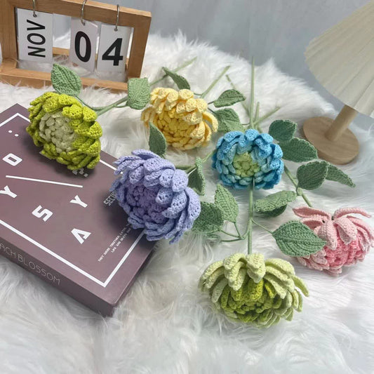 Ornamento a forma di bouquet di dalie intrecciato a mano