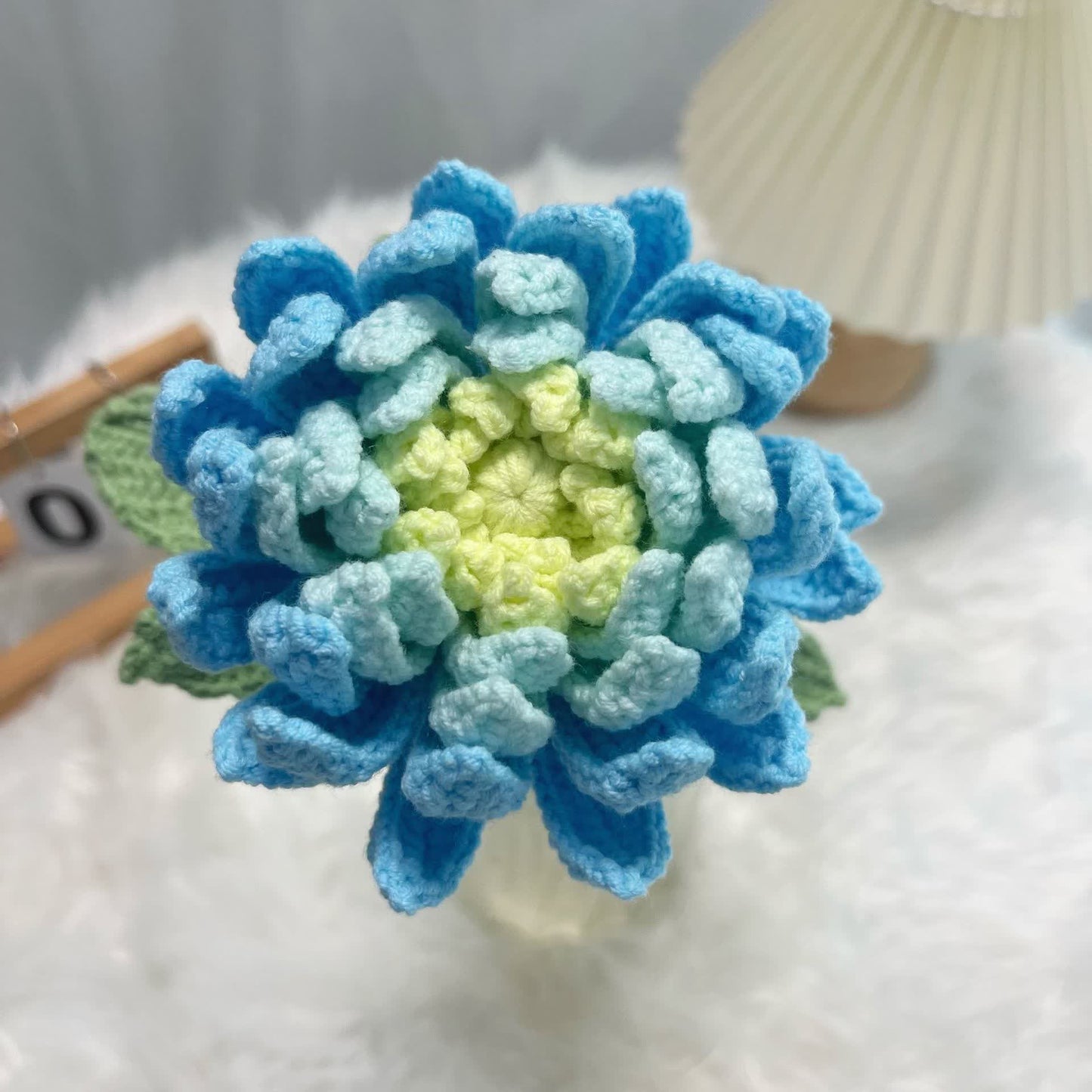 Ornamento a forma di bouquet di dalie intrecciato a mano