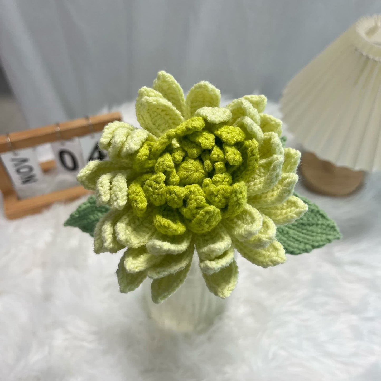 Ornamento a forma di bouquet di dalie intrecciato a mano