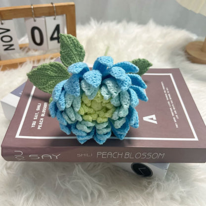 Ornamento a forma di bouquet di dalie intrecciato a mano
