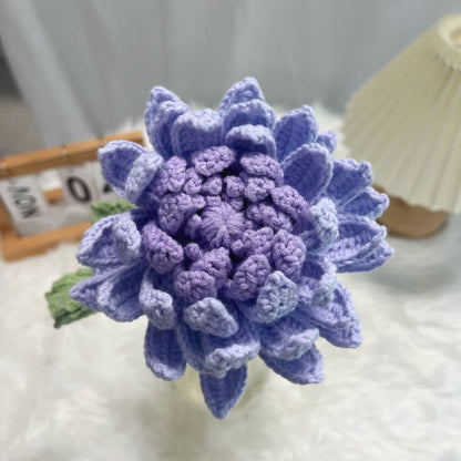 Ornamento a forma di bouquet di dalie intrecciato a mano