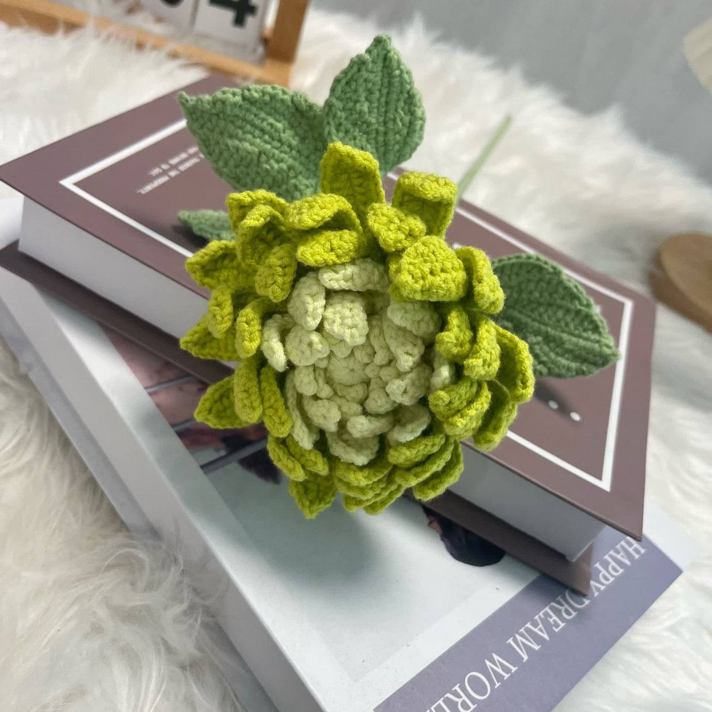 Ornamento a forma di bouquet di dalie intrecciato a mano