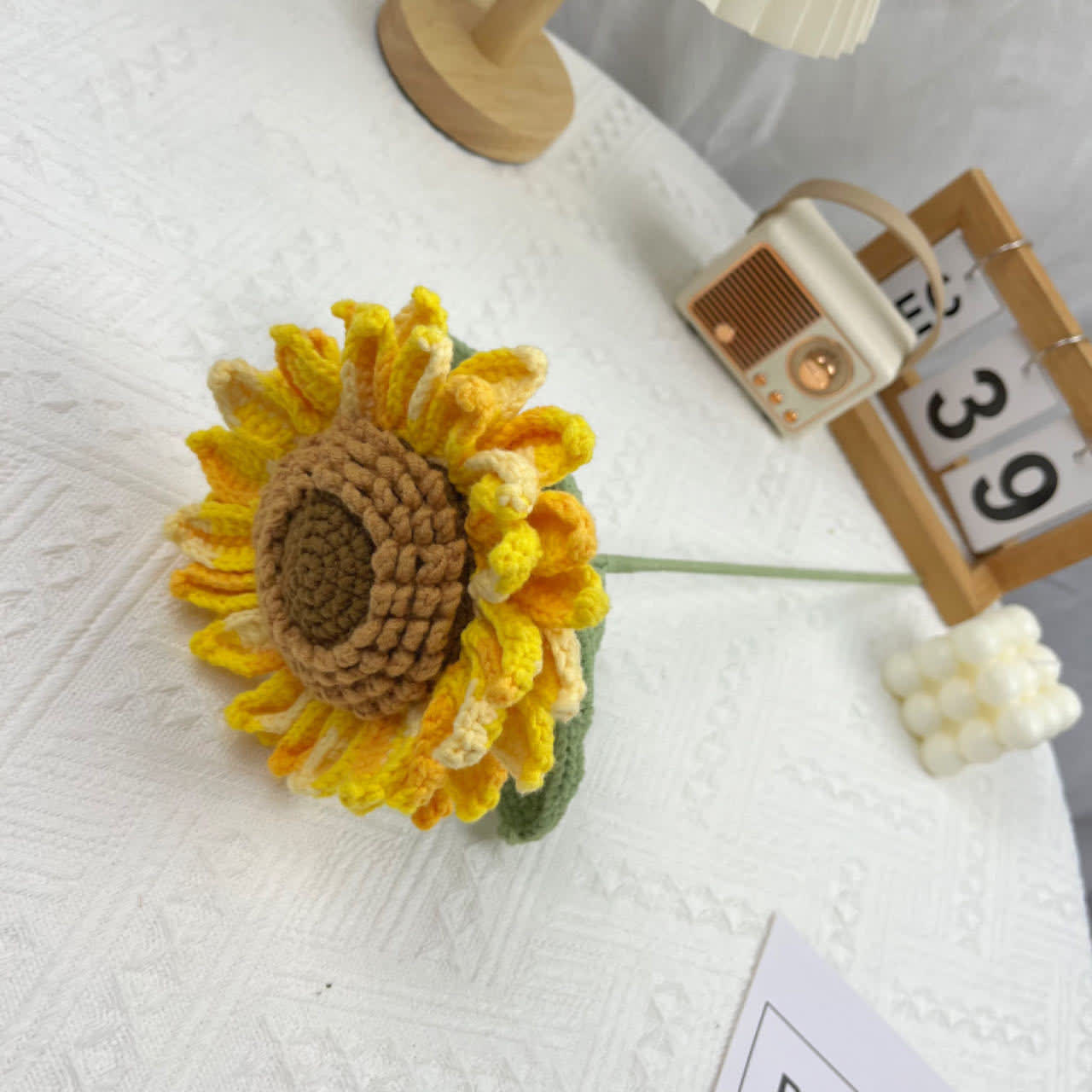 Ornamento a forma di mazzo di girasoli intrecciati in stile fattoria