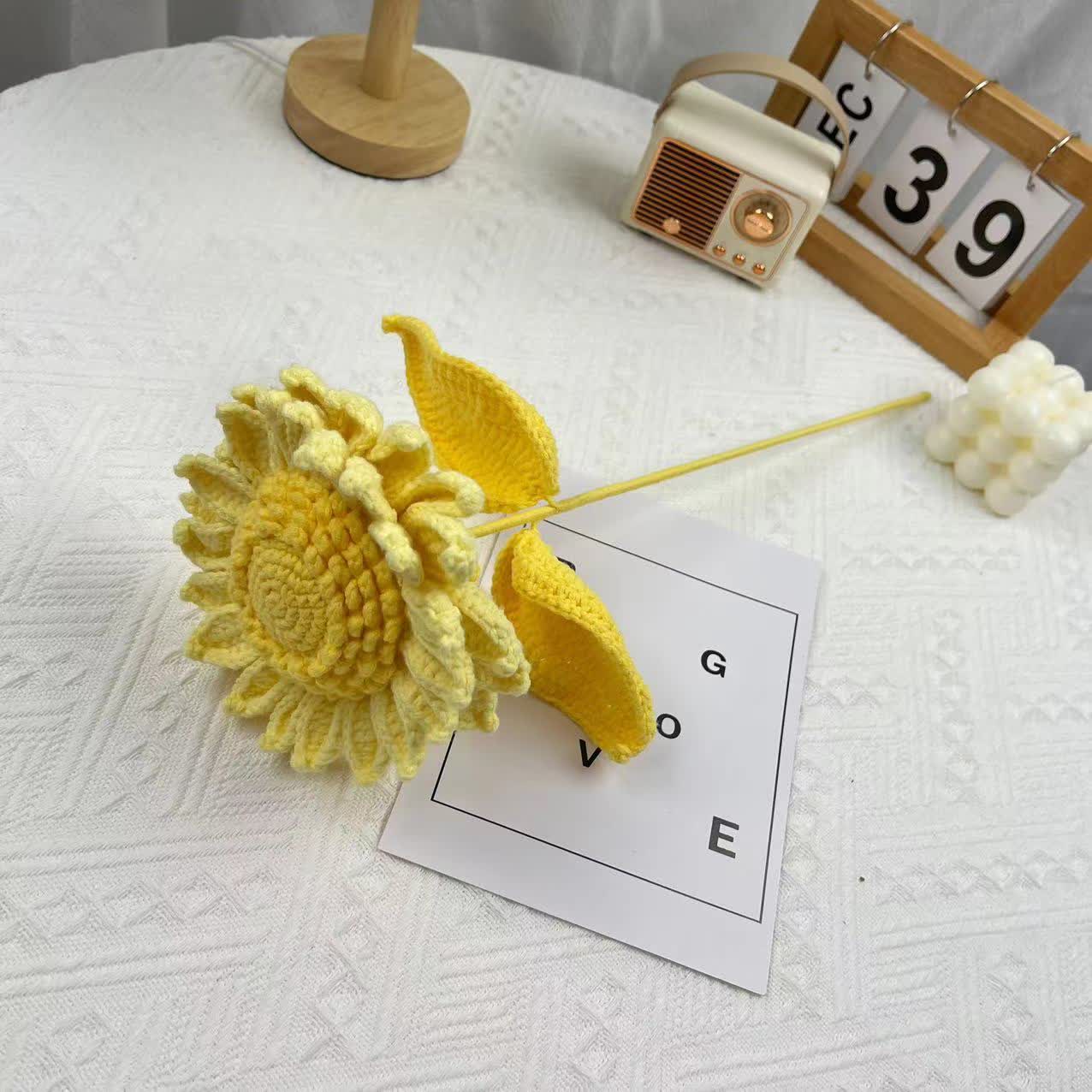 Ornamento a forma di mazzo di girasoli intrecciati in stile fattoria