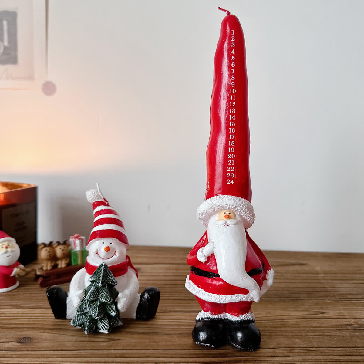 Decorazione regalo con candela a forma di numeri di Babbo Natale