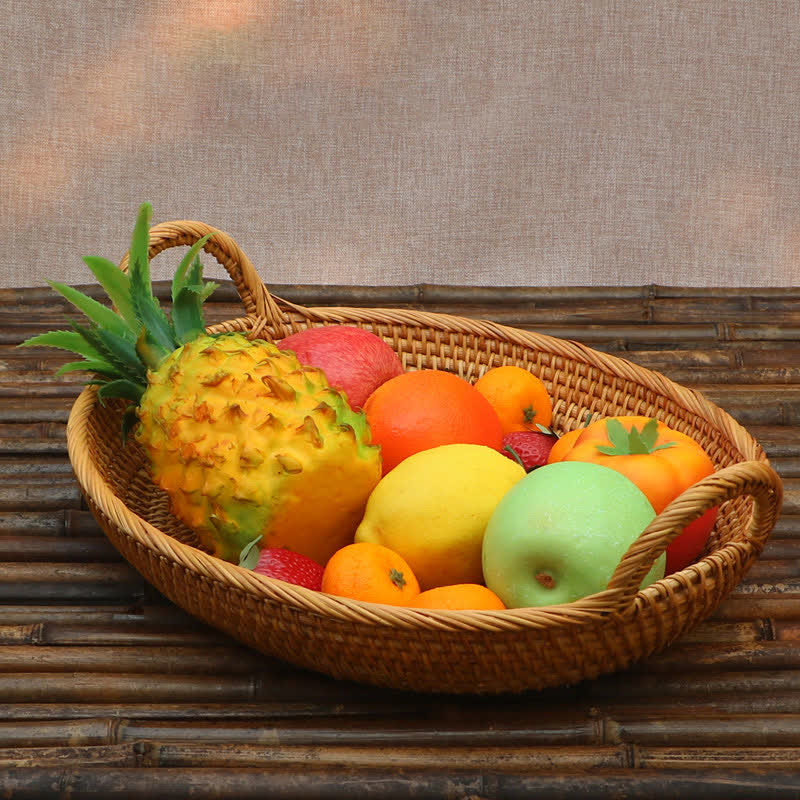 Semplice cesto di frutta in rattan da fattoria