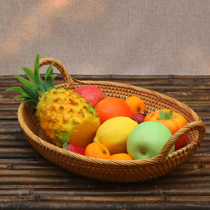 Semplice cesto di frutta in rattan da fattoria