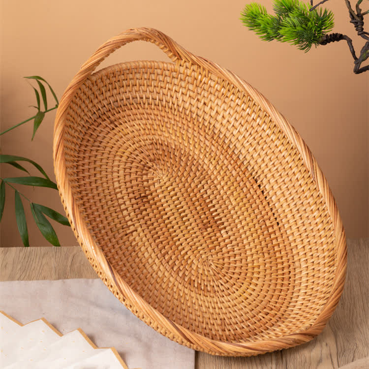 Semplice cesto di frutta in rattan da fattoria
