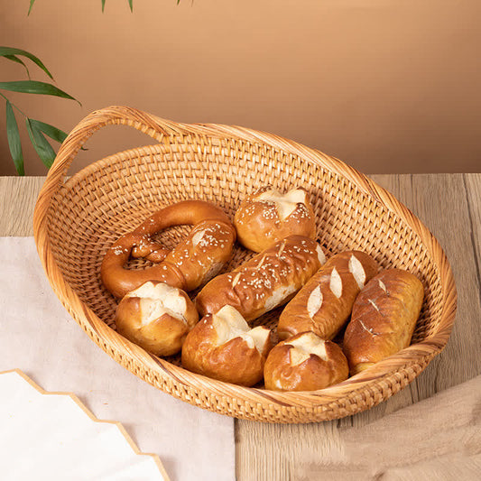 Semplice cesto di frutta in rattan da fattoria