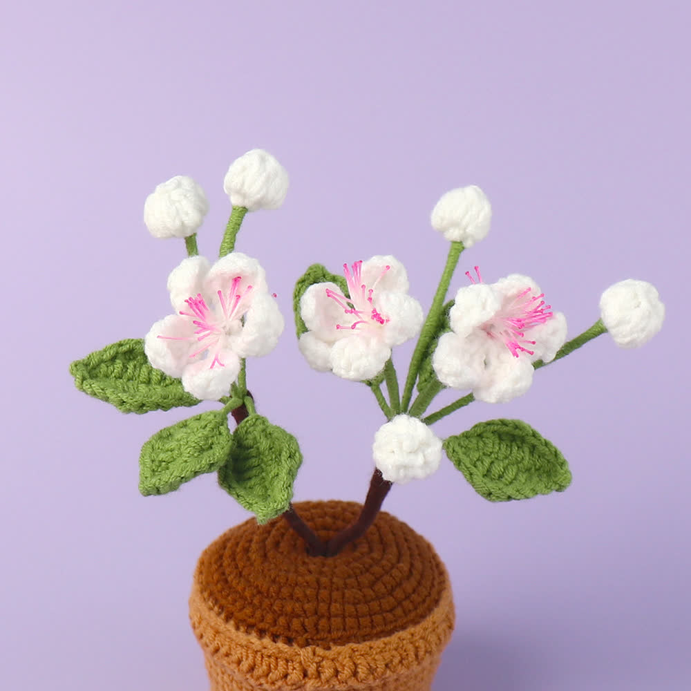 Ornamento da tavolo in vaso con fiore di prugno all'uncinetto