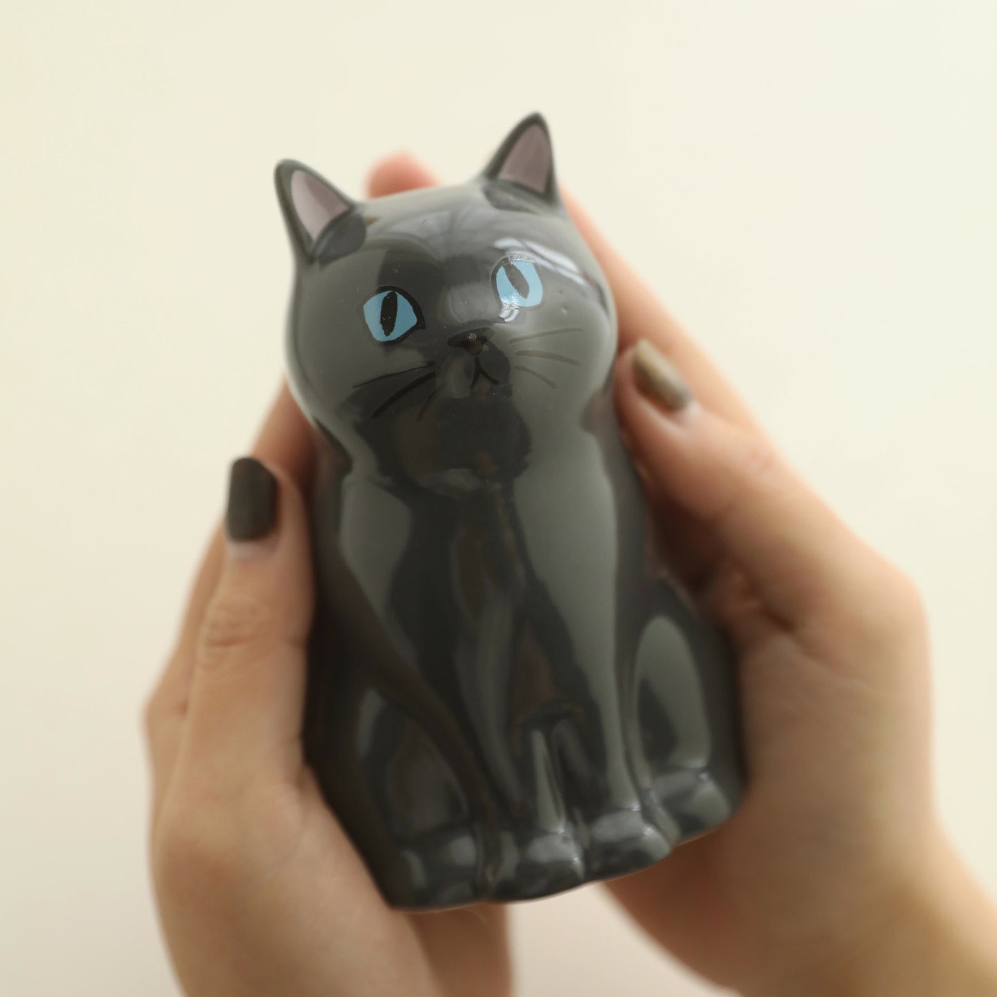 Portapenne in ceramica a forma di gatto dipinto a mano