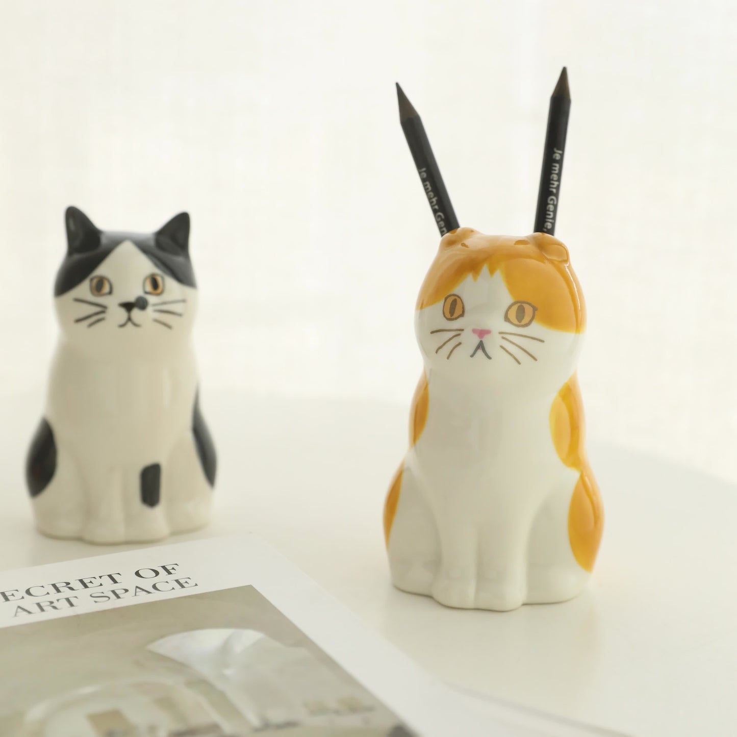 Portapenne in ceramica a forma di gatto dipinto a mano