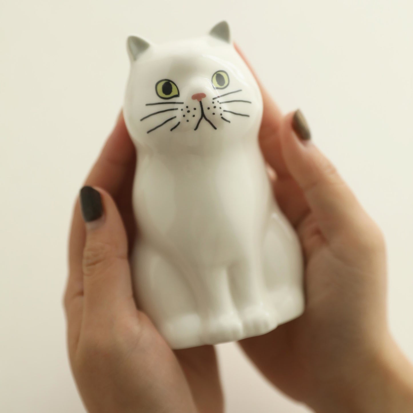 Portapenne in ceramica a forma di gatto dipinto a mano