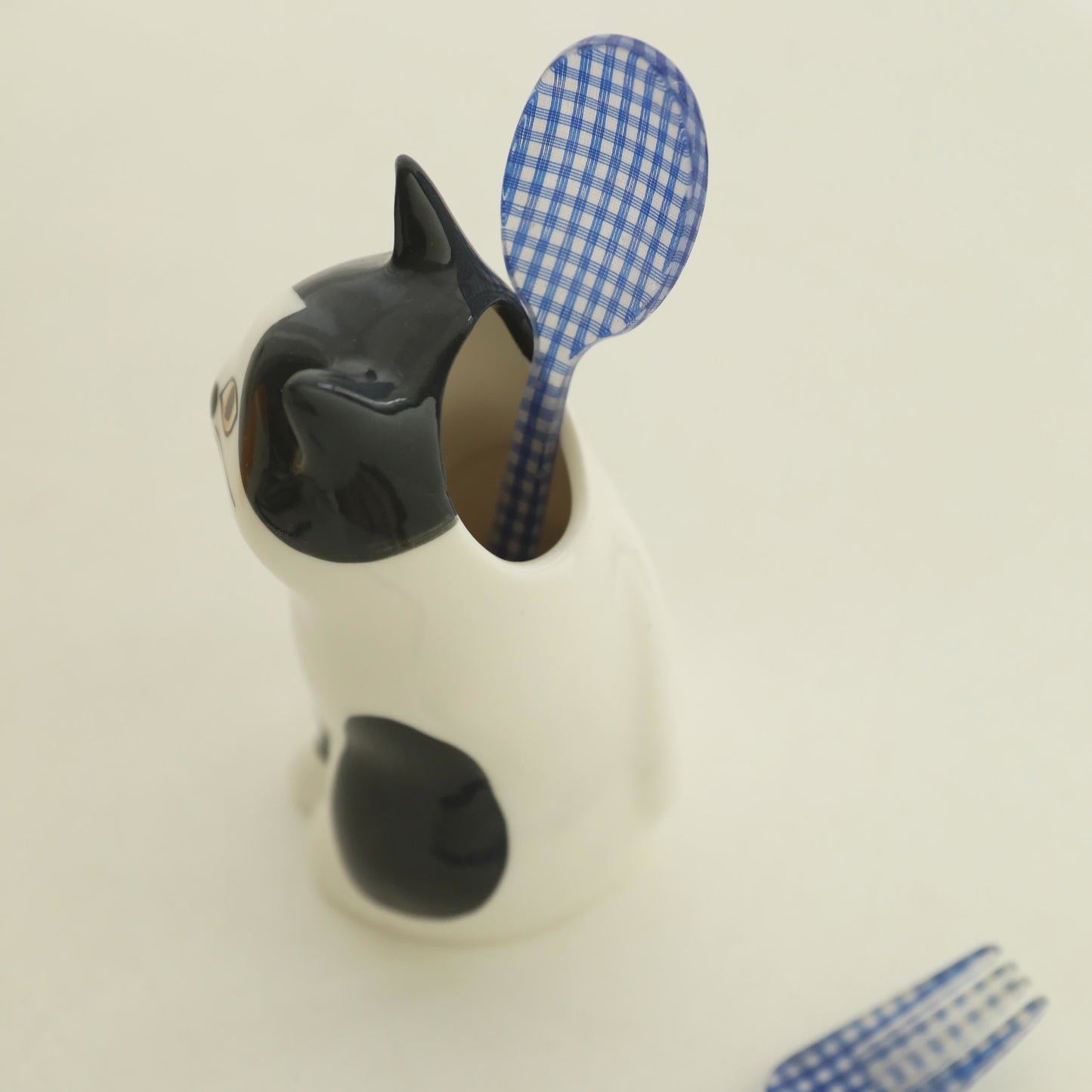 Portapenne in ceramica a forma di gatto dipinto a mano