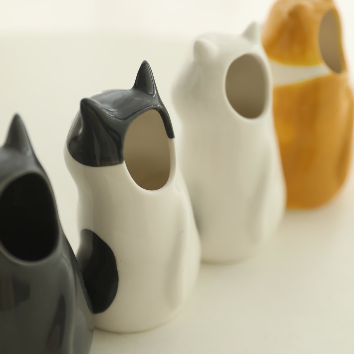 Portapenne in ceramica a forma di gatto dipinto a mano