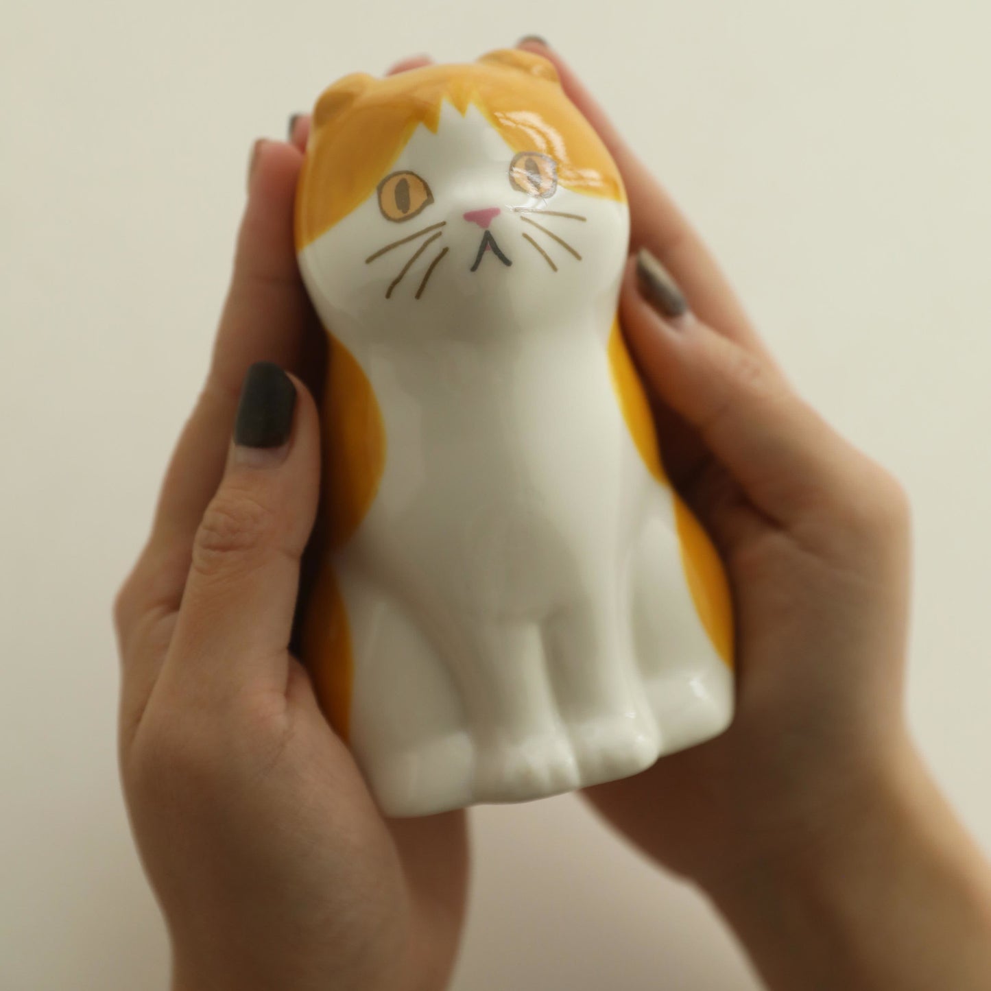 Portapenne in ceramica a forma di gatto dipinto a mano