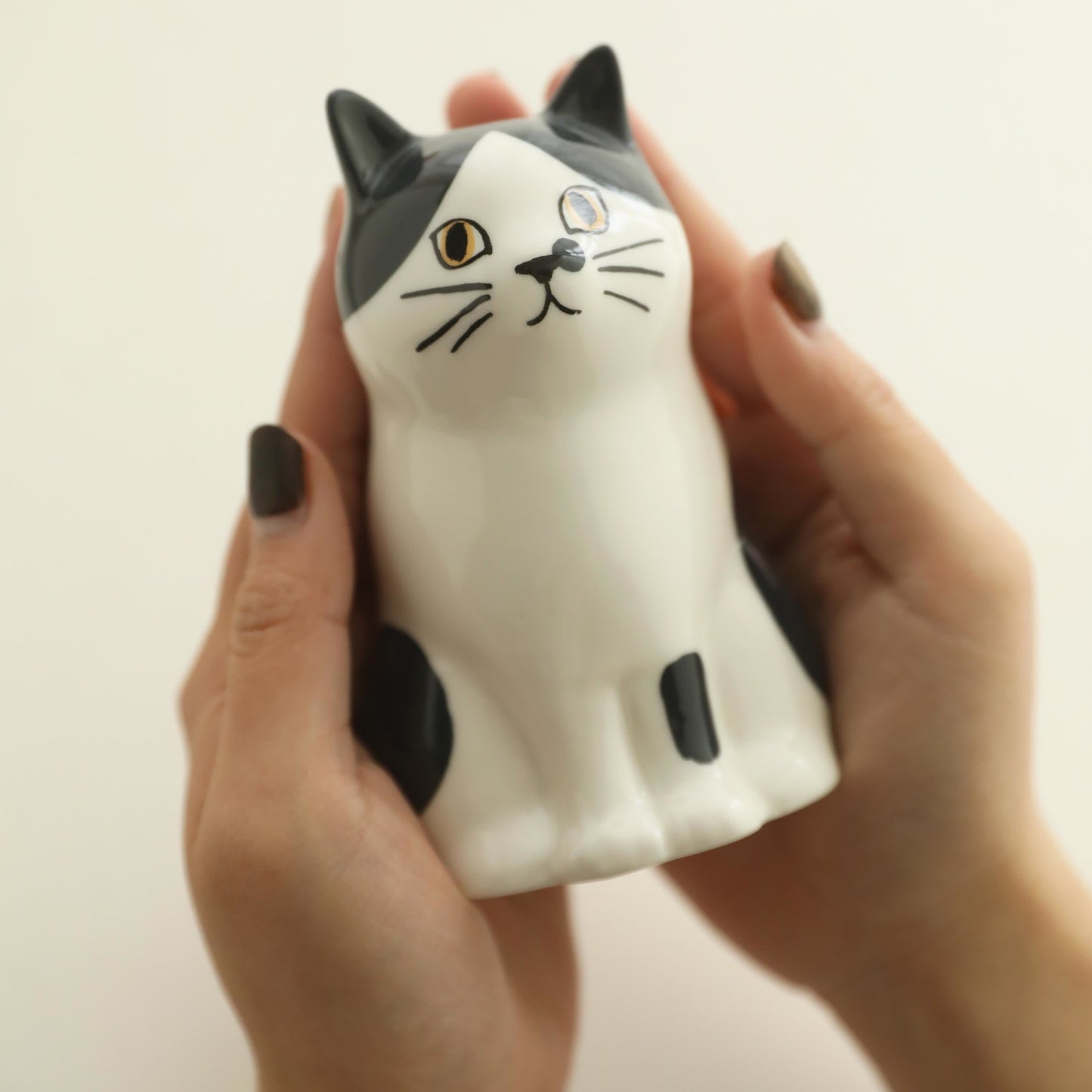 Portapenne in ceramica a forma di gatto dipinto a mano
