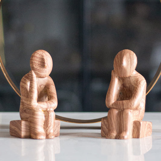 Statua creativa con mento che tiene in mano, decorazione per la casa