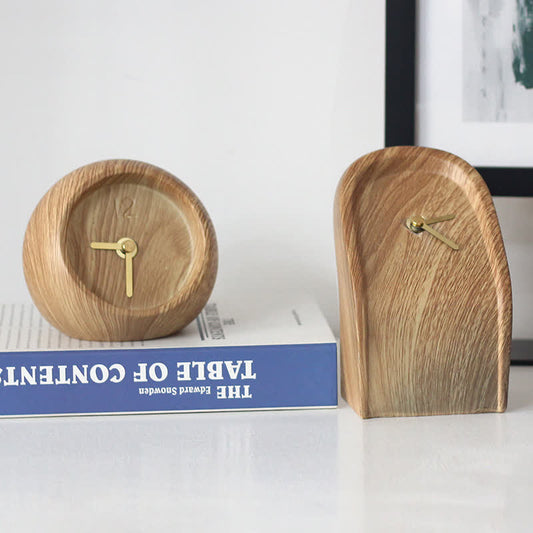 Ornamento creativo con orologio in venature del legno