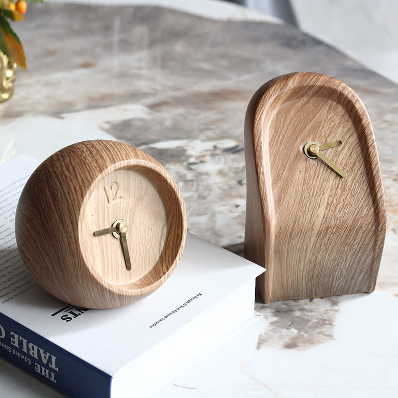 Ornamento creativo con orologio in venature del legno
