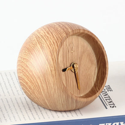 Ornamento creativo con orologio in venature del legno