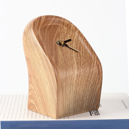 Ornamento creativo con orologio in venature del legno