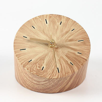 Ornamento creativo con orologio in venature del legno