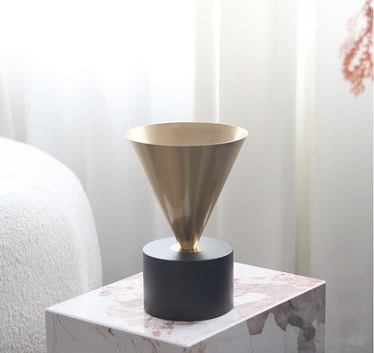 Ornamenti creativi per vasi a forma di tromba
