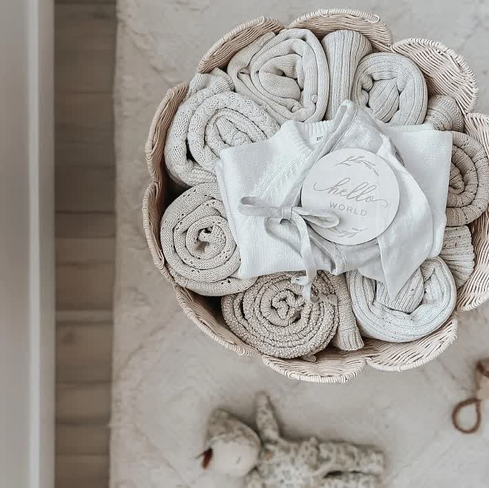 Semplice cestino portaoggetti in rattan intrecciato a mano