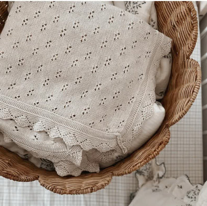 Semplice cestino portaoggetti in rattan intrecciato a mano