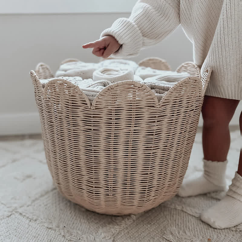 Semplice cestino portaoggetti in rattan intrecciato a mano
