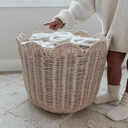 Semplice cestino portaoggetti in rattan intrecciato a mano