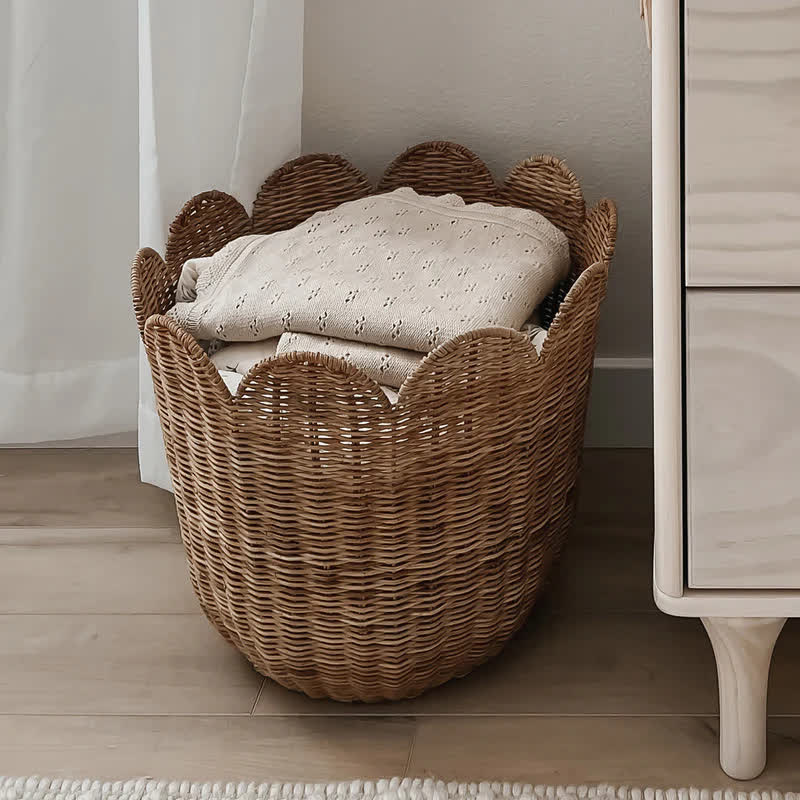 Semplice cestino portaoggetti in rattan intrecciato a mano