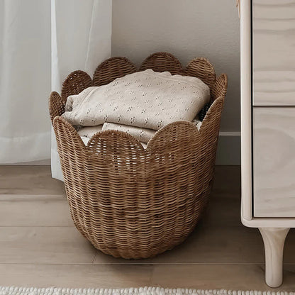 Semplice cestino portaoggetti in rattan intrecciato a mano