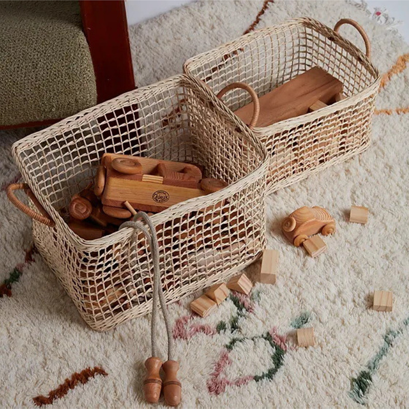 Cestino portaoggetti con manico cavo intrecciato in rattan
