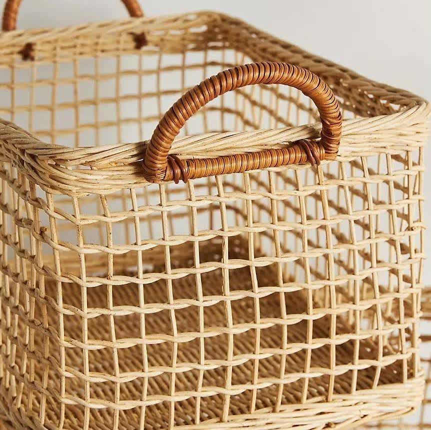 Cestino portaoggetti con manico cavo intrecciato in rattan