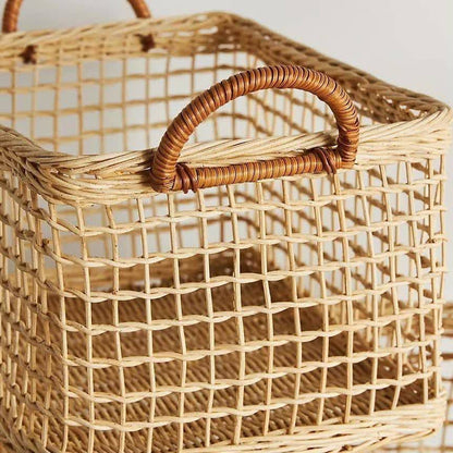 Cestino portaoggetti con manico cavo intrecciato in rattan