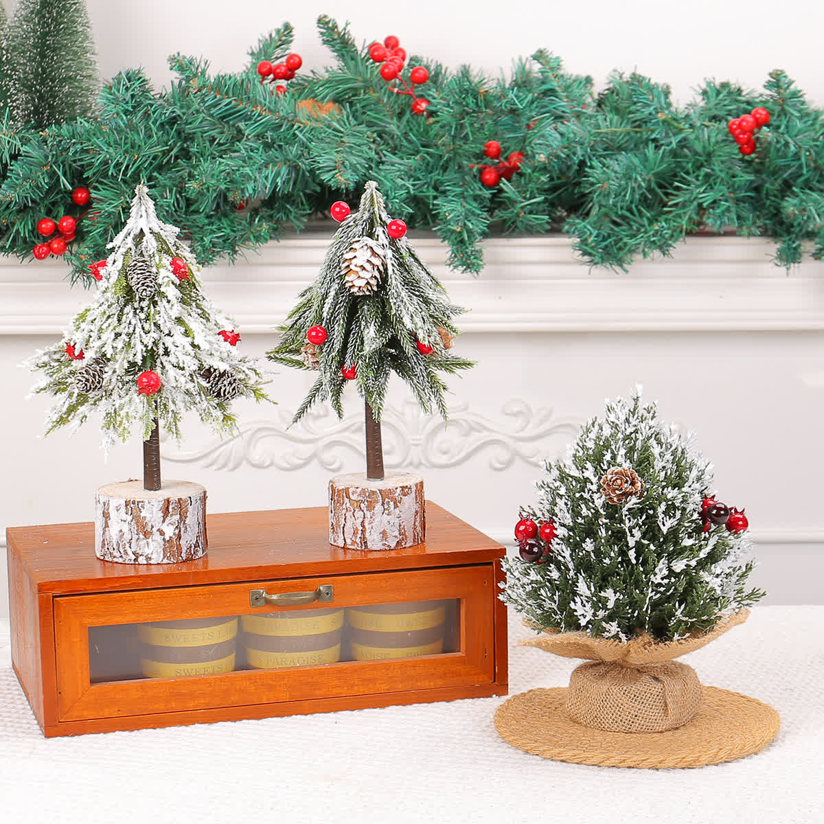Decorazione per la casa: albero di pigne di neve