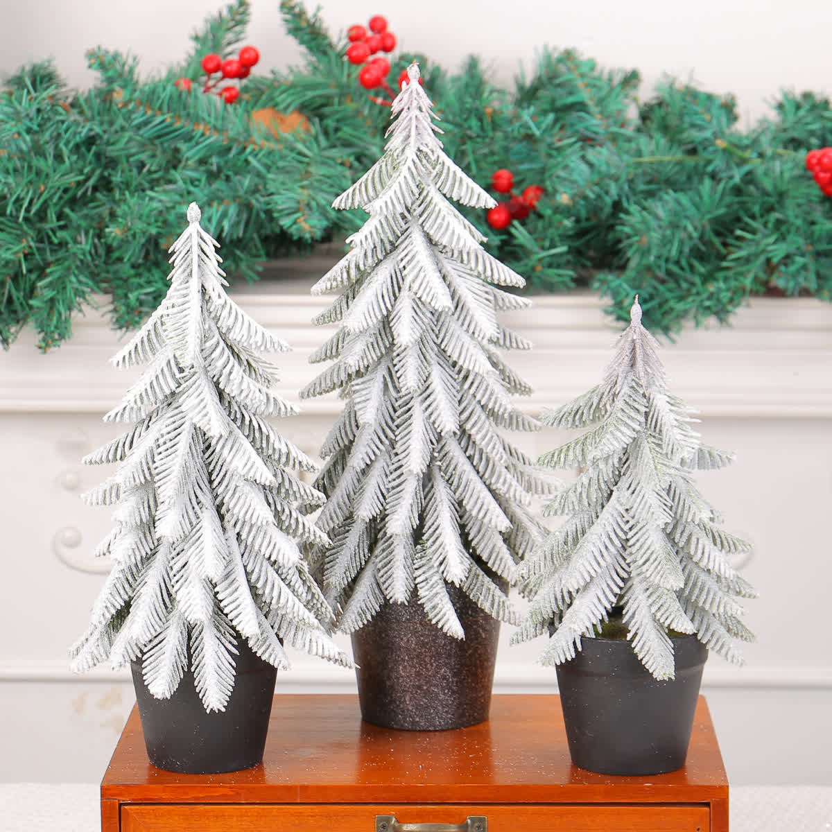 Decorazione per la casa in vaso con albero di Natale innevato