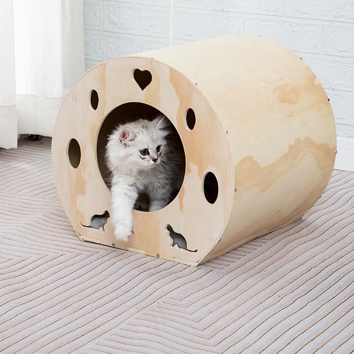 Cuccia per gatti in legno a forma di capsula spaziale