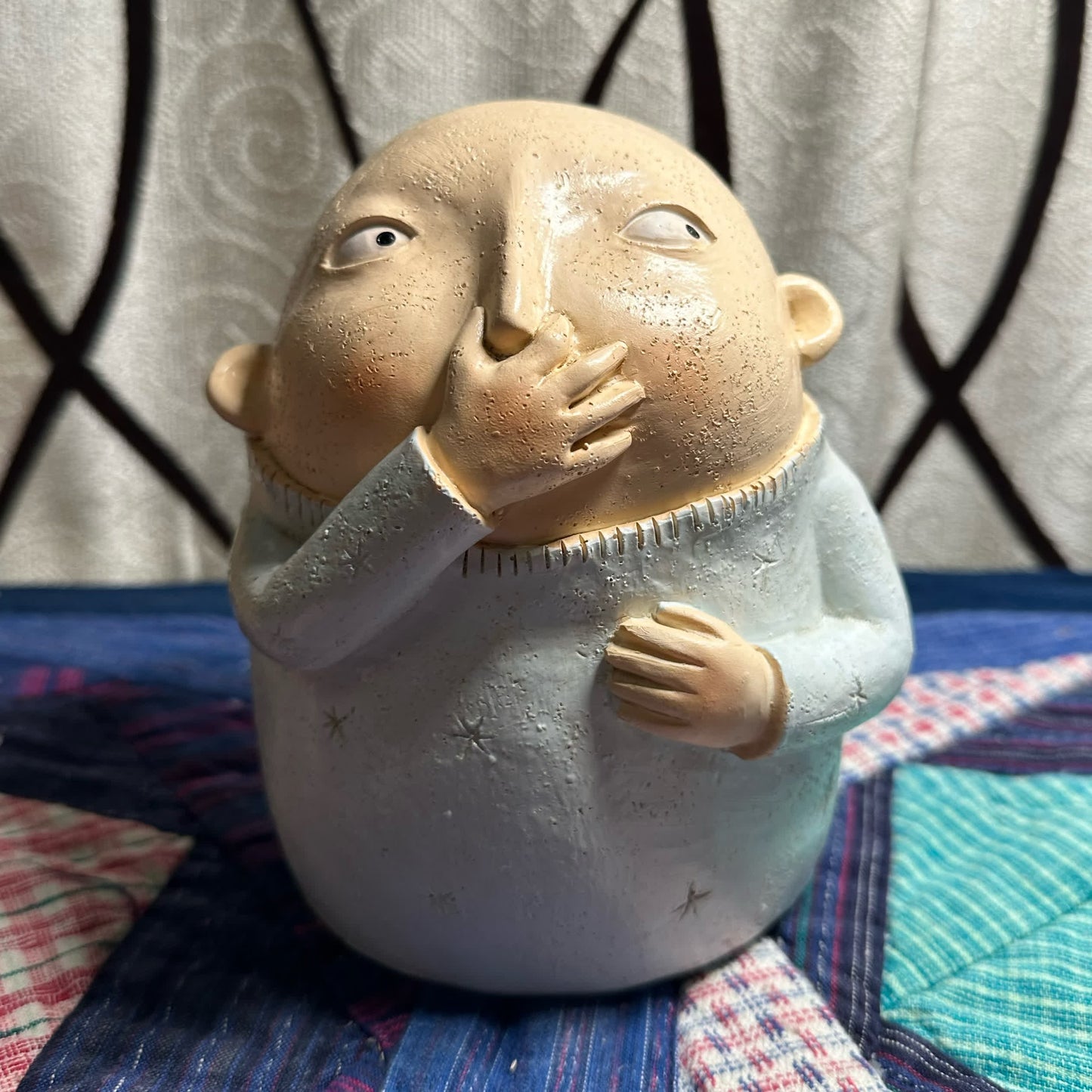 Statua di un naso che si pizzica in resina
