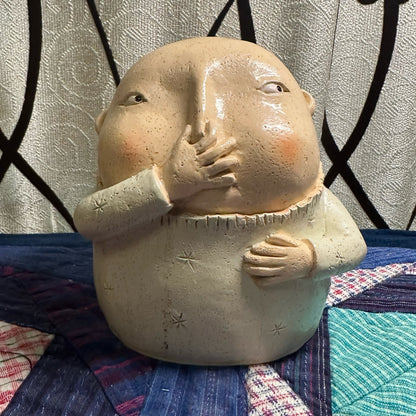 Statua di un naso che si pizzica in resina