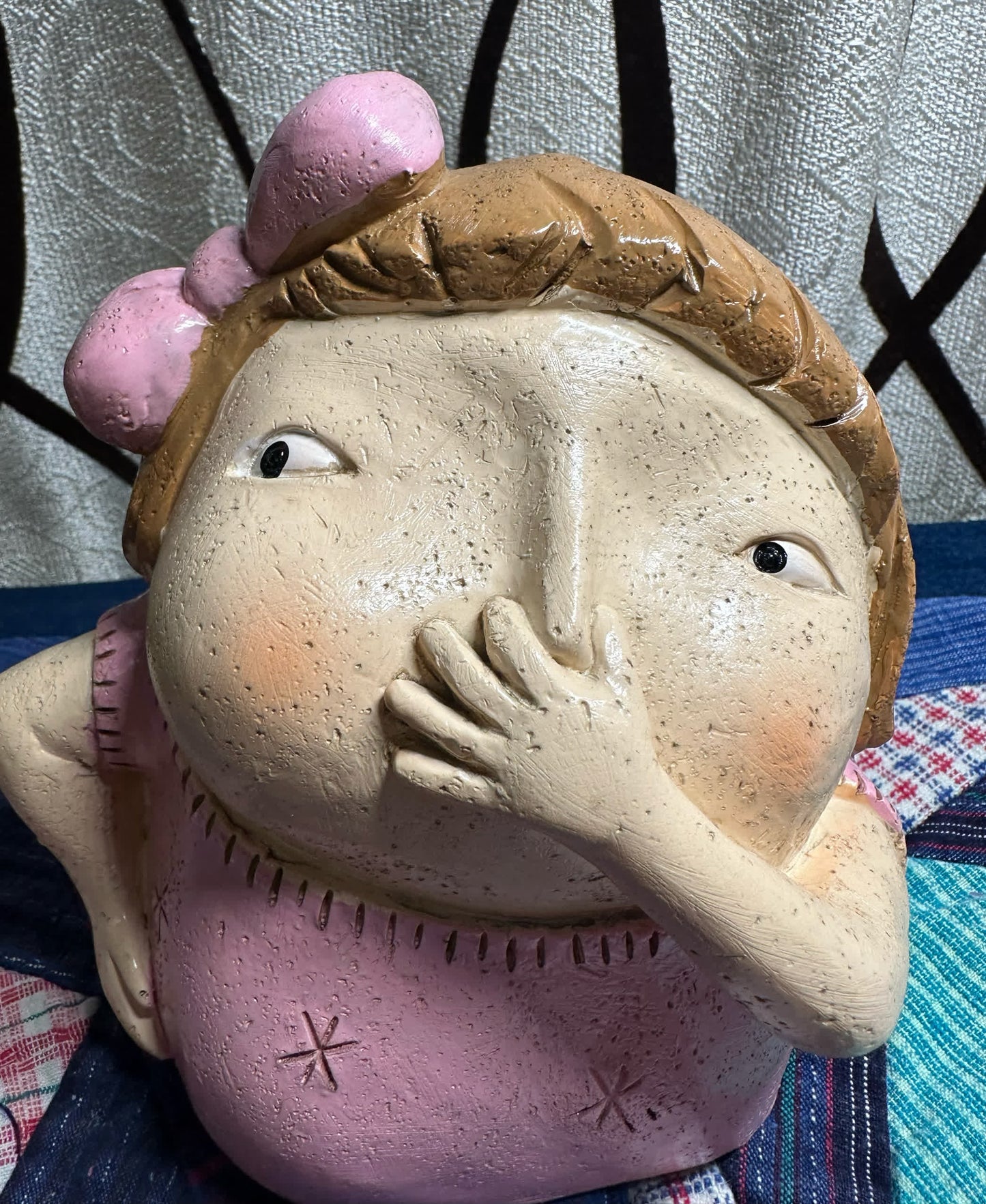 Statua di un naso che si pizzica in resina