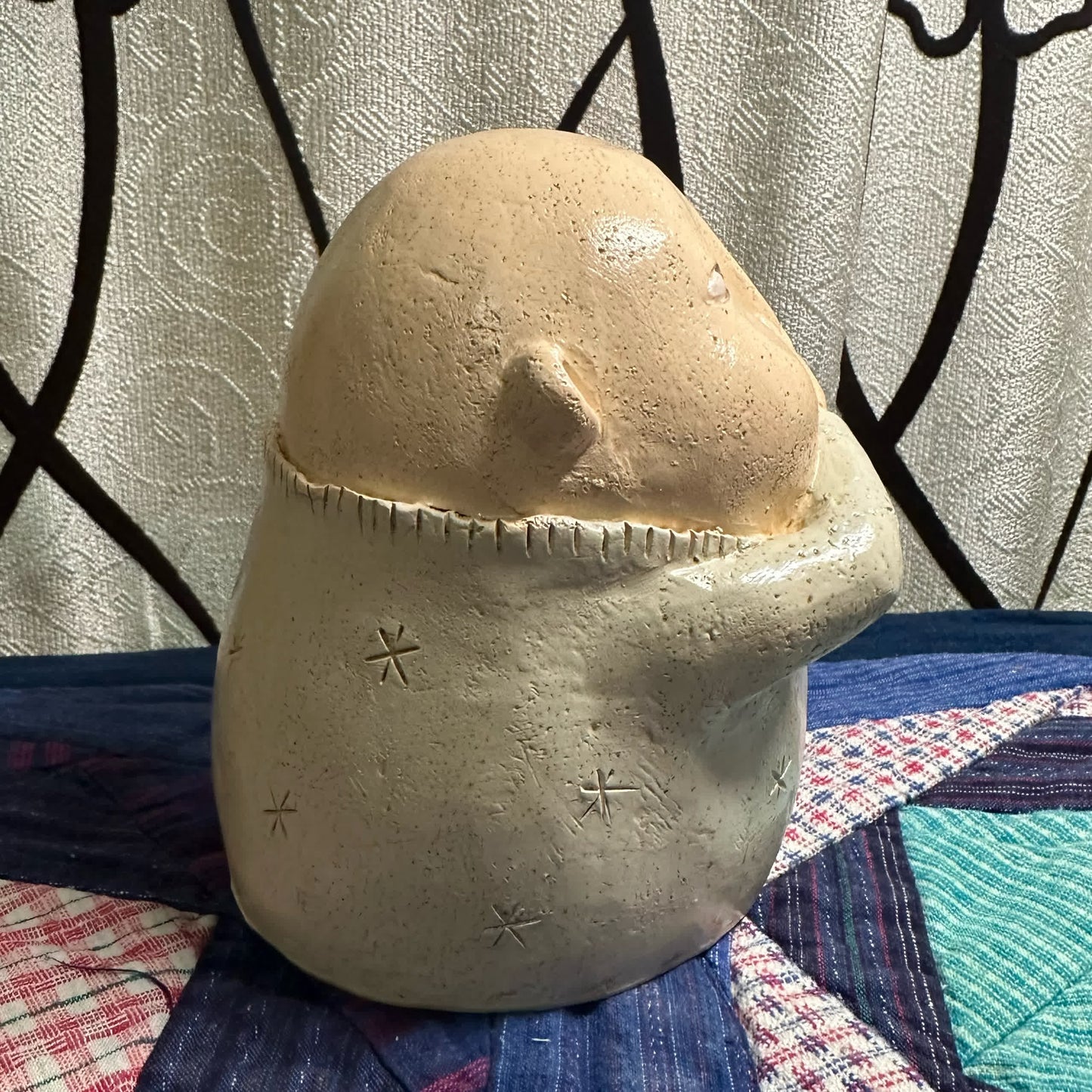 Statua di un naso che si pizzica in resina