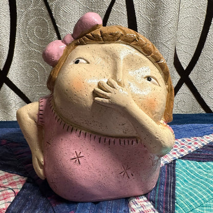 Statua di un naso che si pizzica in resina